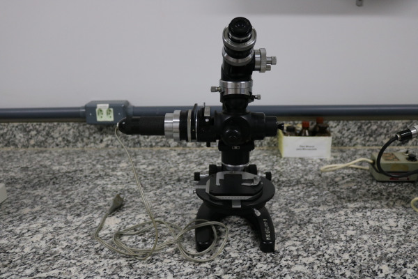  Microscópio óptico de base rotatória marca Aus Jena